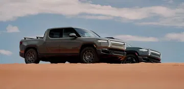 La Rivian R1T se presenta en un entorno todoterreno, mostrando su robustez