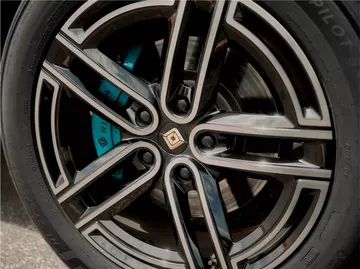 Detalles del sistema de frenos de alta performance del Rivian R1T quad motor.