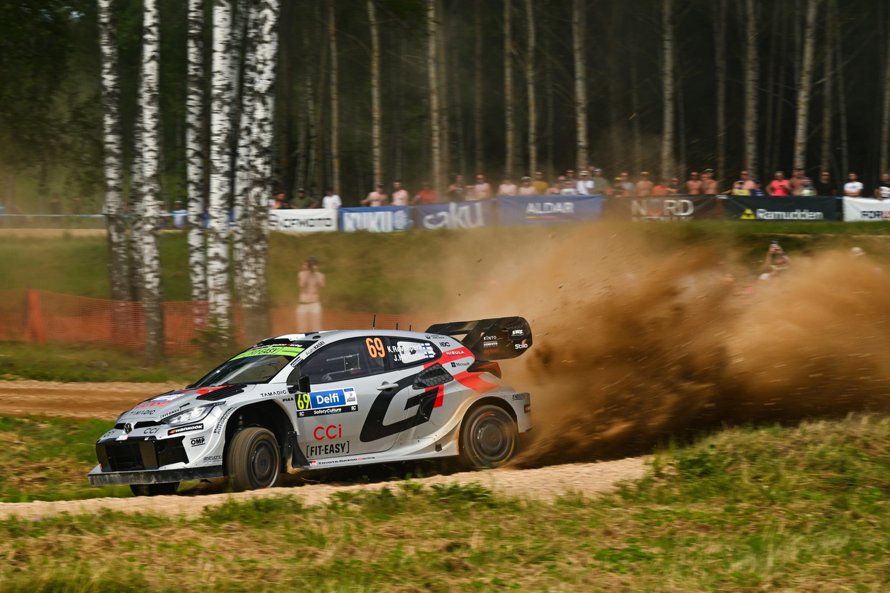Toyota Yaris compitiendo en el Rally de Estonia, mostrando su agilidad y diseño aerodinámico.