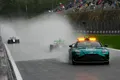 El safety car, un Aston Martin, navega por la pista mojada en Spa. 