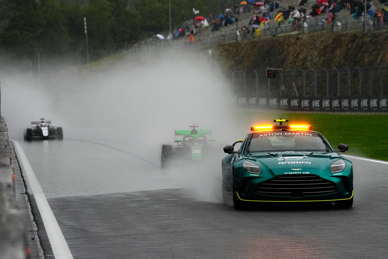 El safety car, un Aston Martin, navega por la pista mojada en Spa. 