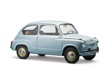 Es el Seat 600 más raro y no se sabe si va hacia delante o hacia atrás debido a su peculiar forma.