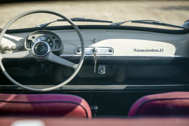 Vista del icónico tablero del Seat 600, un clásico irresistible.