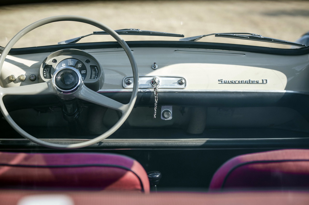 Vista del icónico tablero del Seat 600, un clásico irresistible.