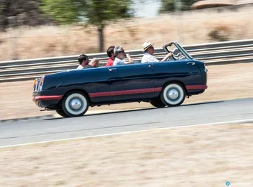 Es el Seat 600 más raro y no se sabe si va hacia delante o hacia atrás debido a su peculiar forma.