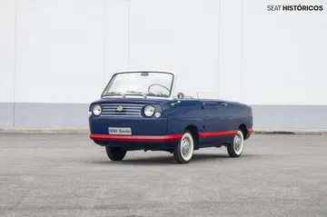 El Seat 600 Savio destaca por su diseño singular y convertible, capturando miradas en la carretera.