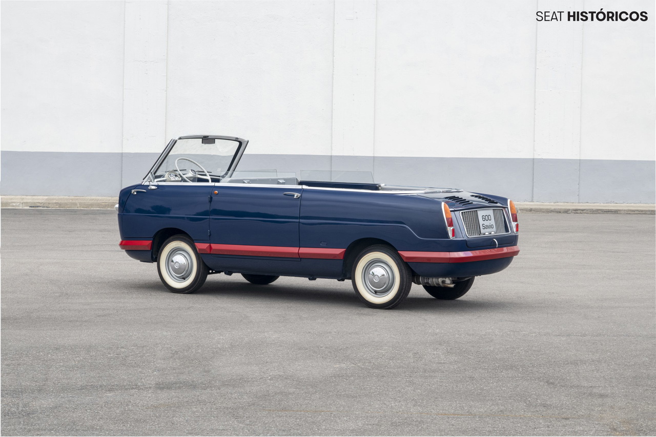 Es el Seat 600 más raro y no se sabe si va hacia delante o hacia atrás.
