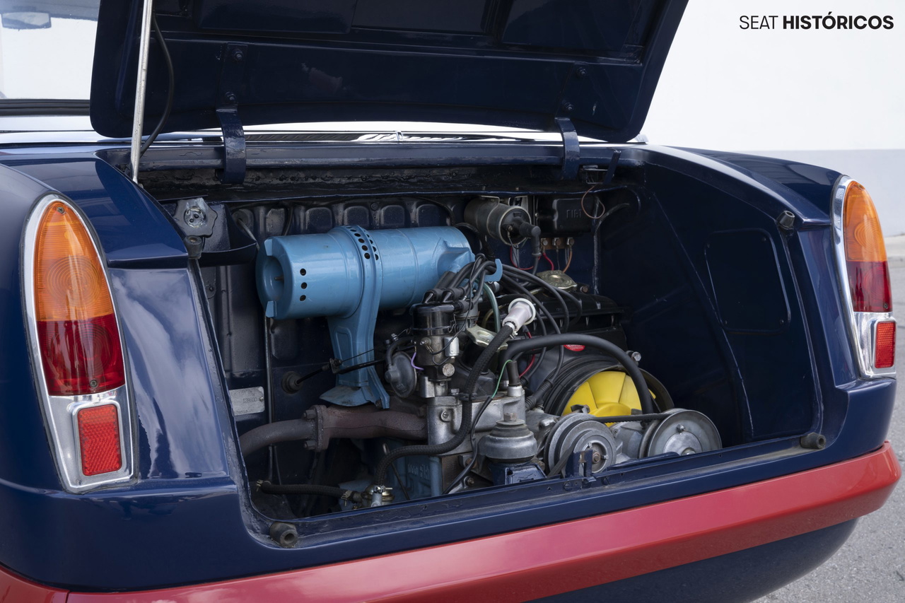 Vista del motor del Seat 600 más raro, que destaca por su diseño inusual.
