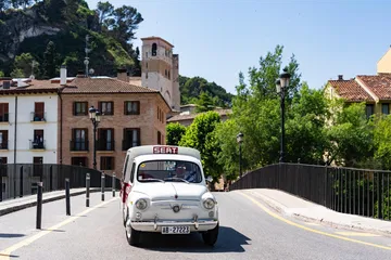 El SEAT Formichetta avanza por un paisaje idílico, evocando su legado clásico.