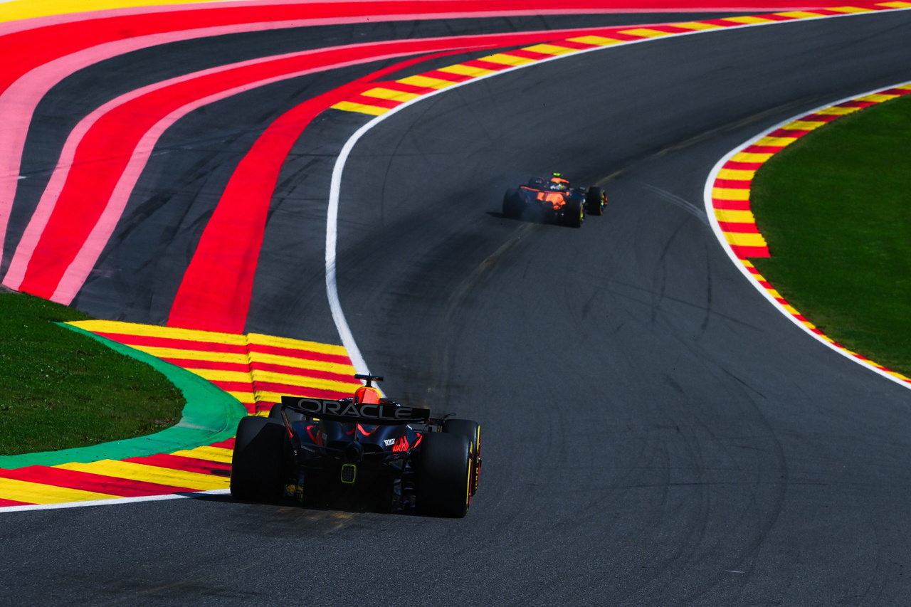 Imagen del Gran Premio de Bélgica 2025, donde se destacan dos coches de F1 en plena acción