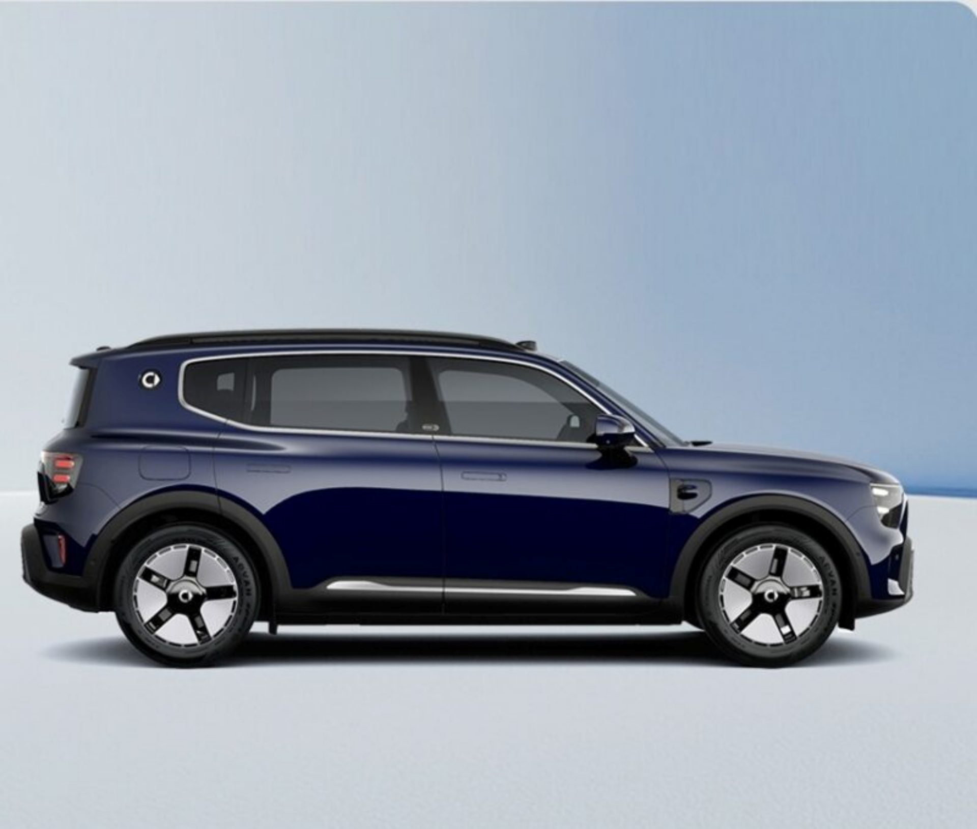 Vista lateral del SUV Smart, diseño moderno y funcional.