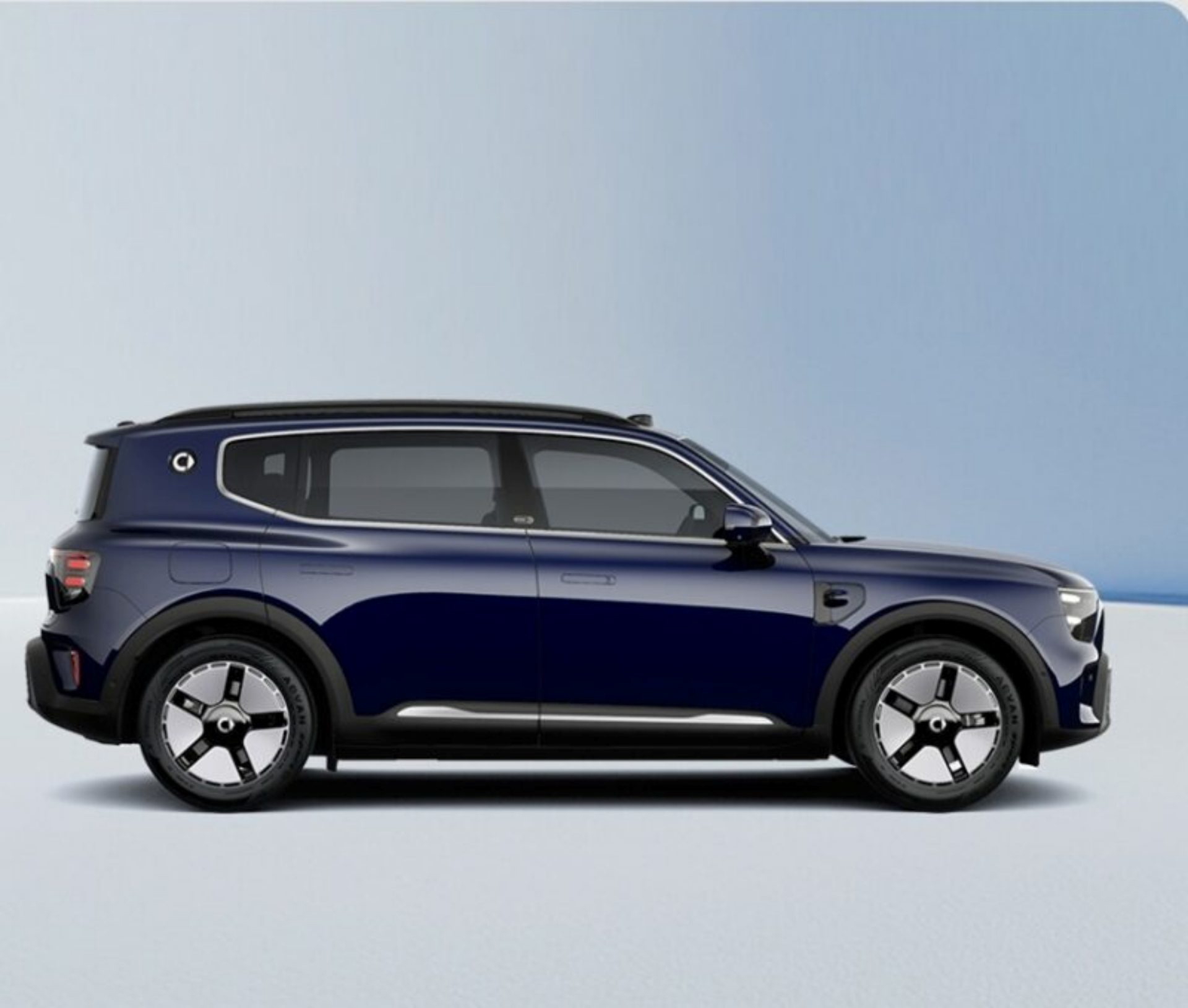 Este SUV híbrido destaca por su diseño moderno y aerodinámico.