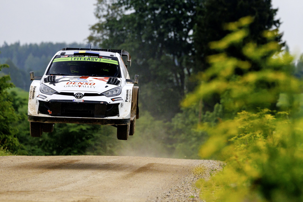 Oliver Solberg en salto durante el Rally de Estonia, mostrando la dinámica del coche.
