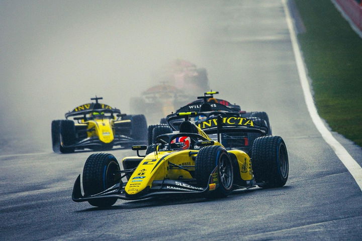 Stanek en acción durante la carrera principal de F2 en Spa, destacando su victoria.