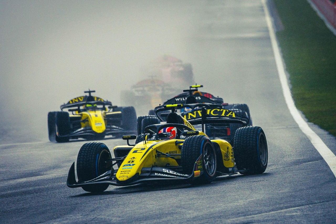 Stanek en acción durante la carrera principal de F2 en Spa, destacando su victoria.
