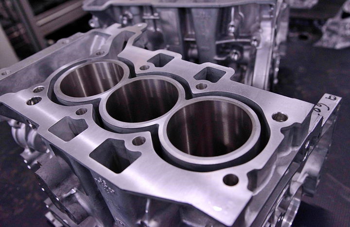 Bloque del motor PureTech de Stellantis, reflejando su avanzada ingeniería. 