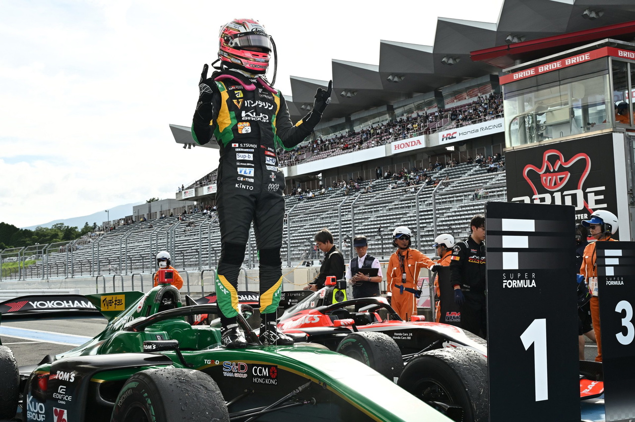 Sho Tsuboi celebra su victoria en Fuji, consolidando su liderazgo en la Super Fórmula.