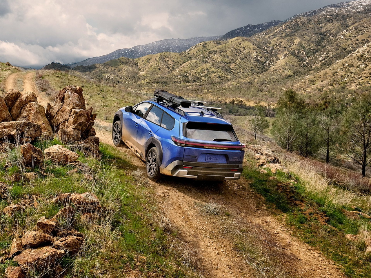 El Subaru e-Outback Trailseeker 2026 destaca en rutas off-road con un diseño robusto.