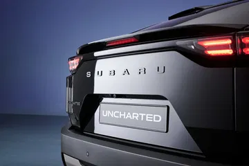 Detalle del diseño trasero del Subaru Uncharted, que destaca su moderna estética. Detalle del diseño trasero del Subaru Uncharted, que destaca su moderna estética.