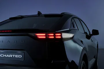 Vista posterior del Subaru Uncharted 2025, con diseño moderno y luces LED destacadas. Vista posterior del Subaru Uncharted 2025, con diseño moderno y luces LED destacadas.