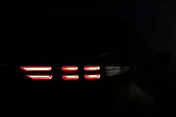 Los detalles traseros de este Subaru destacan por su diseño moderno y estilizado. Los detalles traseros de este Subaru destacan por su diseño moderno y estilizado.