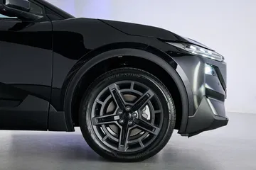 Vista lateral del nuevo Subaru, con un diseño agresivo y llantas de gran atractivo.