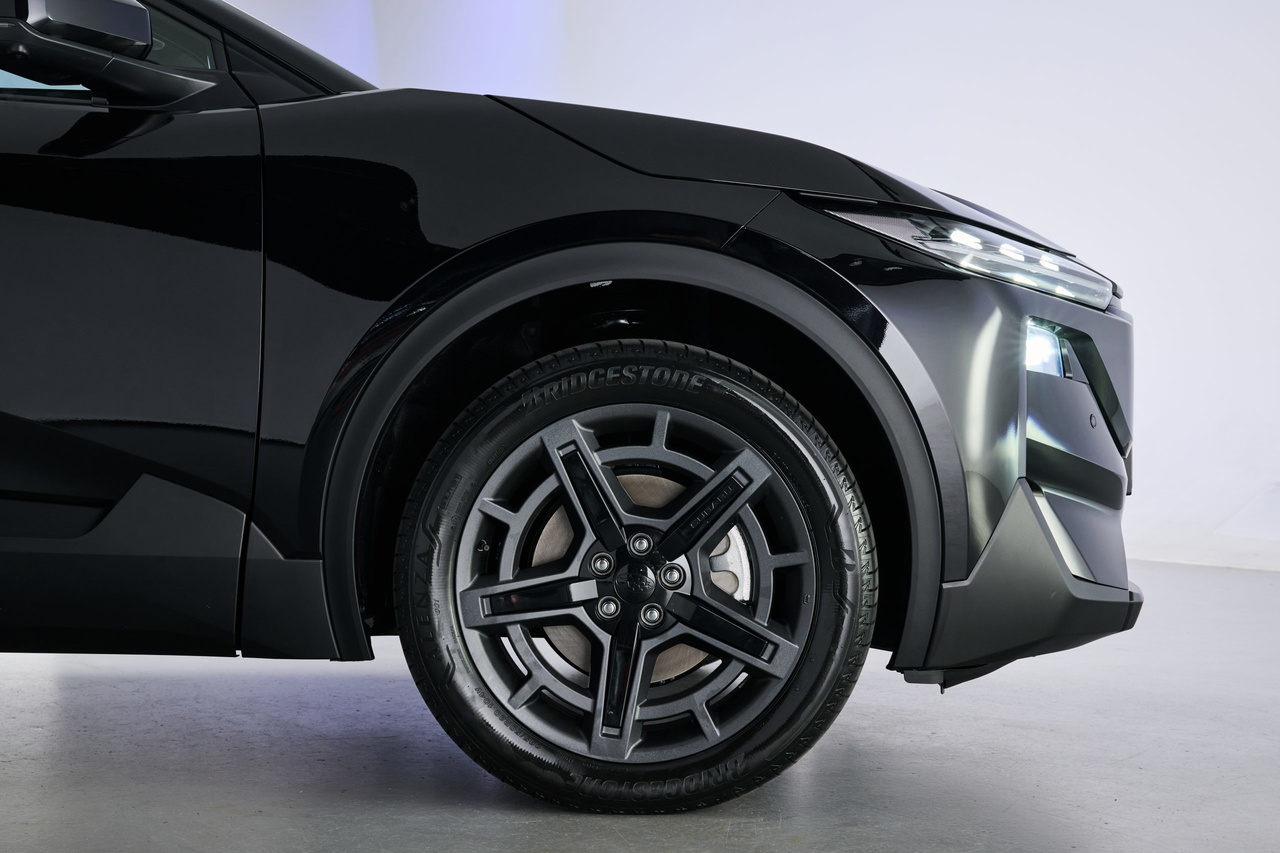 Vista lateral del nuevo Subaru, con un diseño agresivo y llantas de gran atractivo.