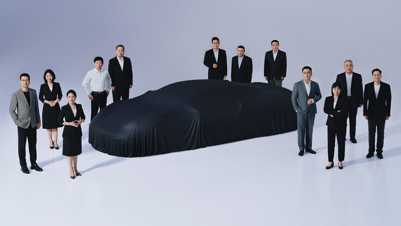 El equipo presenta un superdeportivo híbrido aún cubierto, anticipando su potente motor V8.