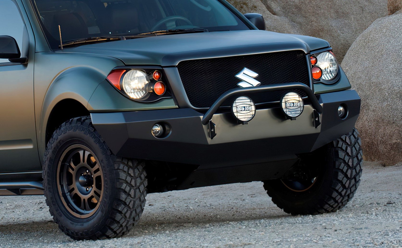 suzuki todoterreno con un quad en el maletero