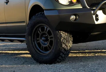 Suzuki Equator, un 4x4 con quad en el maletero, listo para la aventura.