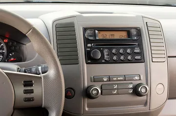 Interior del Suzuki con controles de audio y climatización