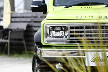 El Suzuki Jimny destaca por su diseño icónico y robusto, ideal para aventuras off-road.