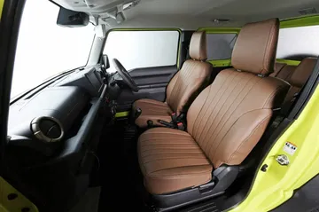 Habitáculo del Suzuki Jimny, con asientos cómodos y diseño funcional.
