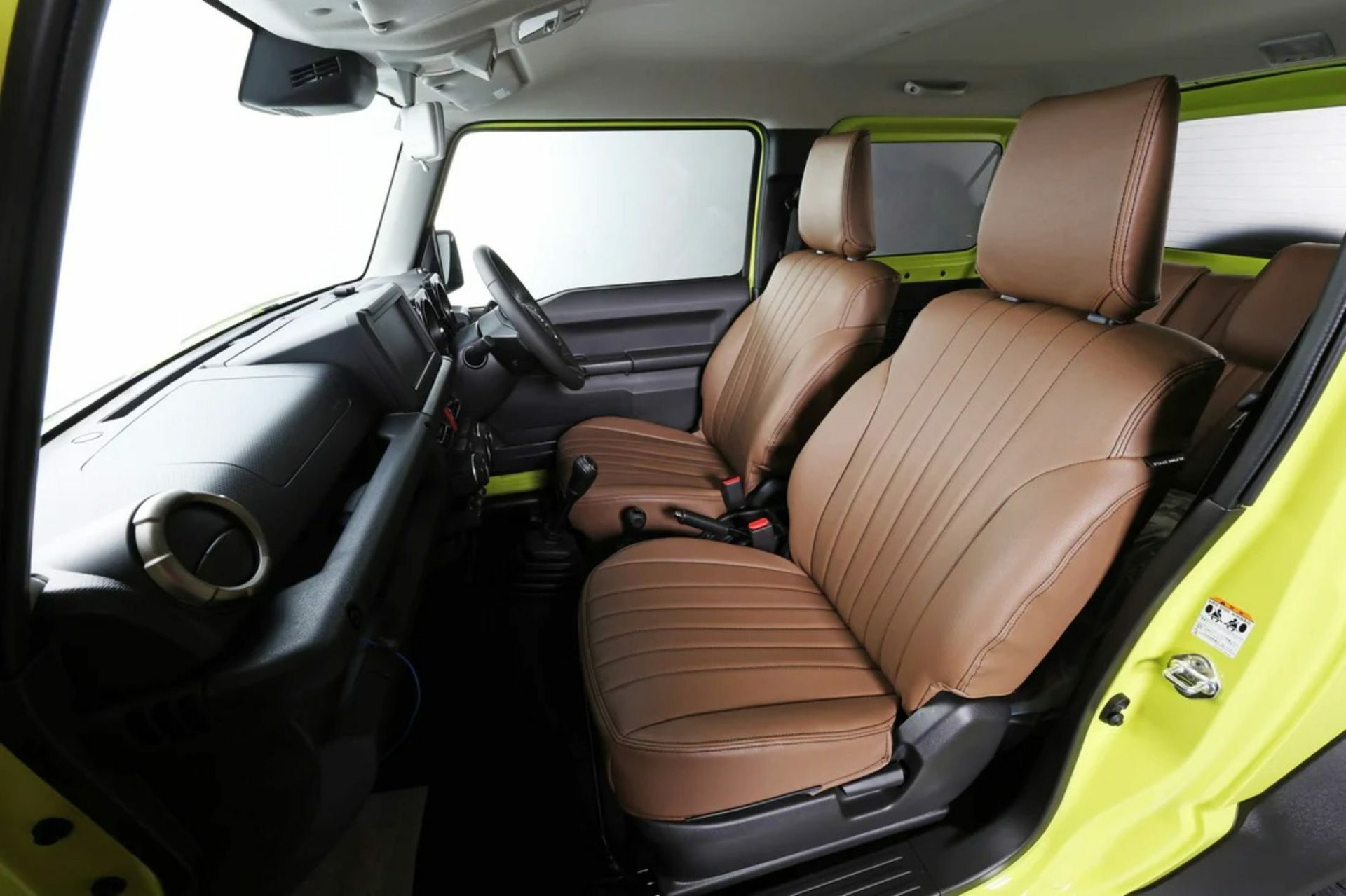 Habitáculo del Suzuki Jimny, con asientos cómodos y diseño funcional.