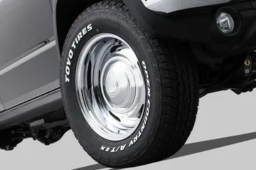 Detalle de la llanta y neumático del Suzuki Jimny, ideal para aventuras todoterreno.