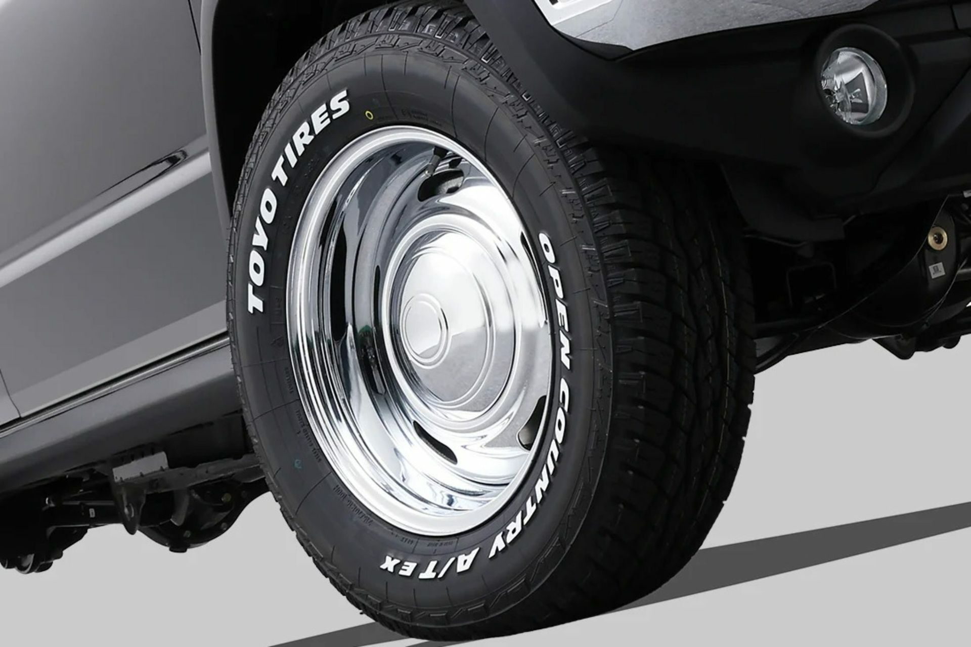 Detalle de la llanta y neumático del Suzuki Jimny, ideal para aventuras todoterreno.