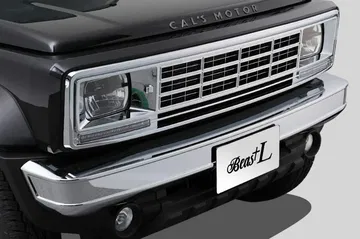Primer plano del frontal del Suzuki Jimny, destacando sus distintivas ópticas.
