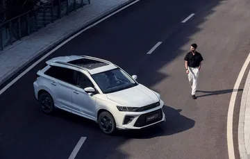 Este modelo sorprende con su diseño moderno y líneas dinámicas, ideal para la ciudad.