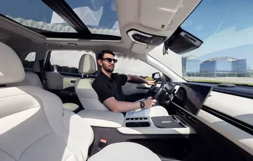 Interior espacioso con acabados de calidad y tecnología avanzada. Ideal para viajes confortables. Interior espacioso con acabados de calidad y tecnología avanzada. Ideal para viajes confortables.