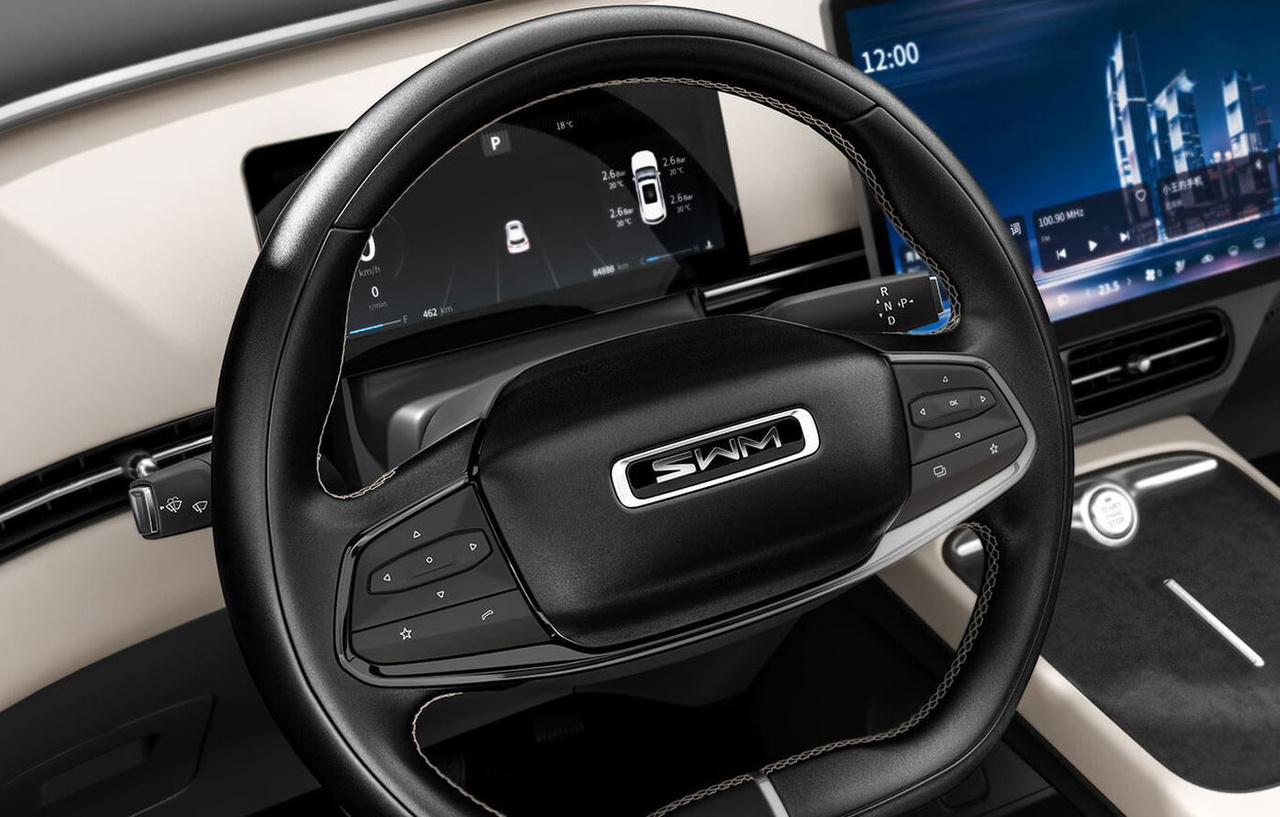 Cabina moderna con volante ergonómico y pantalla digital. Ideal para el conductor exigente.