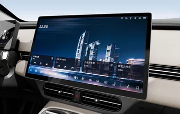 Pantalla digital de gran tamaño, ofrece un diseño moderno y funcional.