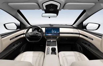 Interior elegante con acabados de lujo y tecnología avanzada.