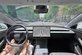 Vista del interior del Tesla Model 3 en conducción autónoma en Madrid.