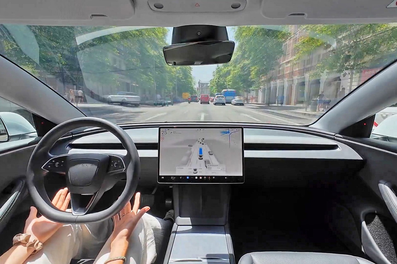 Vista del interior del Tesla Model 3 en conducción autónoma en Madrid.