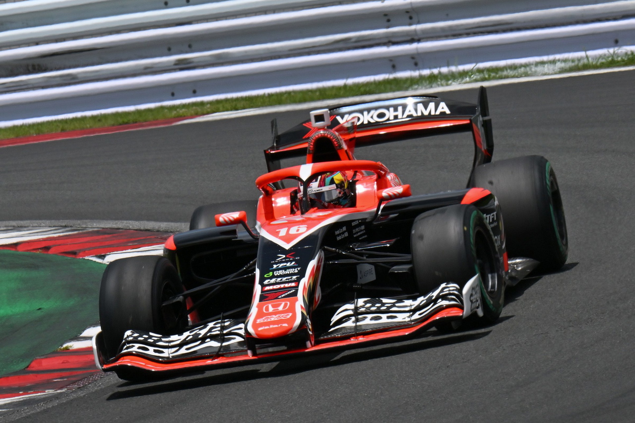 Sho Tsuboi a bordo de su monoplaza en Fuji, mostrando su estilo de conducción. 