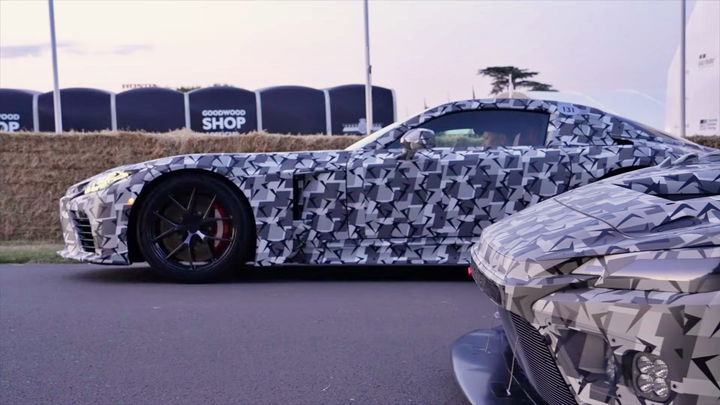 El sucesor del Lexus LFA con camuflaje se muestra en Goodwood, revelando su diseño en parte.