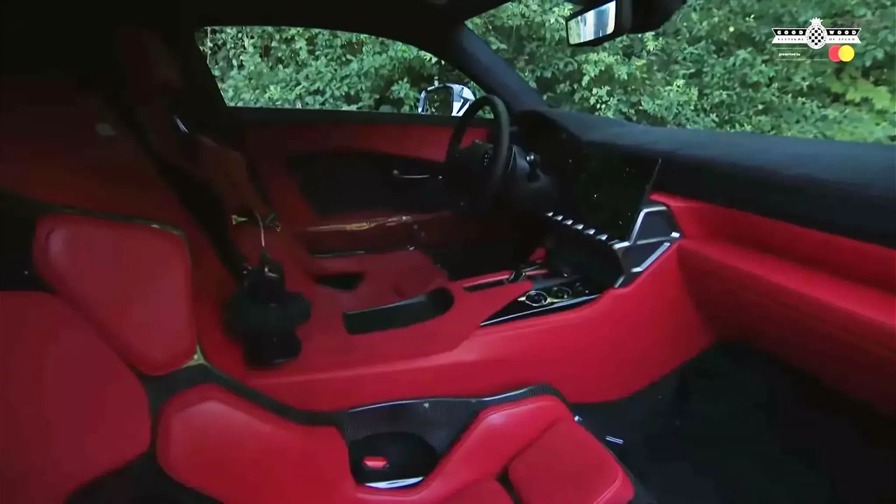 El interior del sucesor del Lexus LFA destaca por su diseño audaz y tecnología avanzada.
