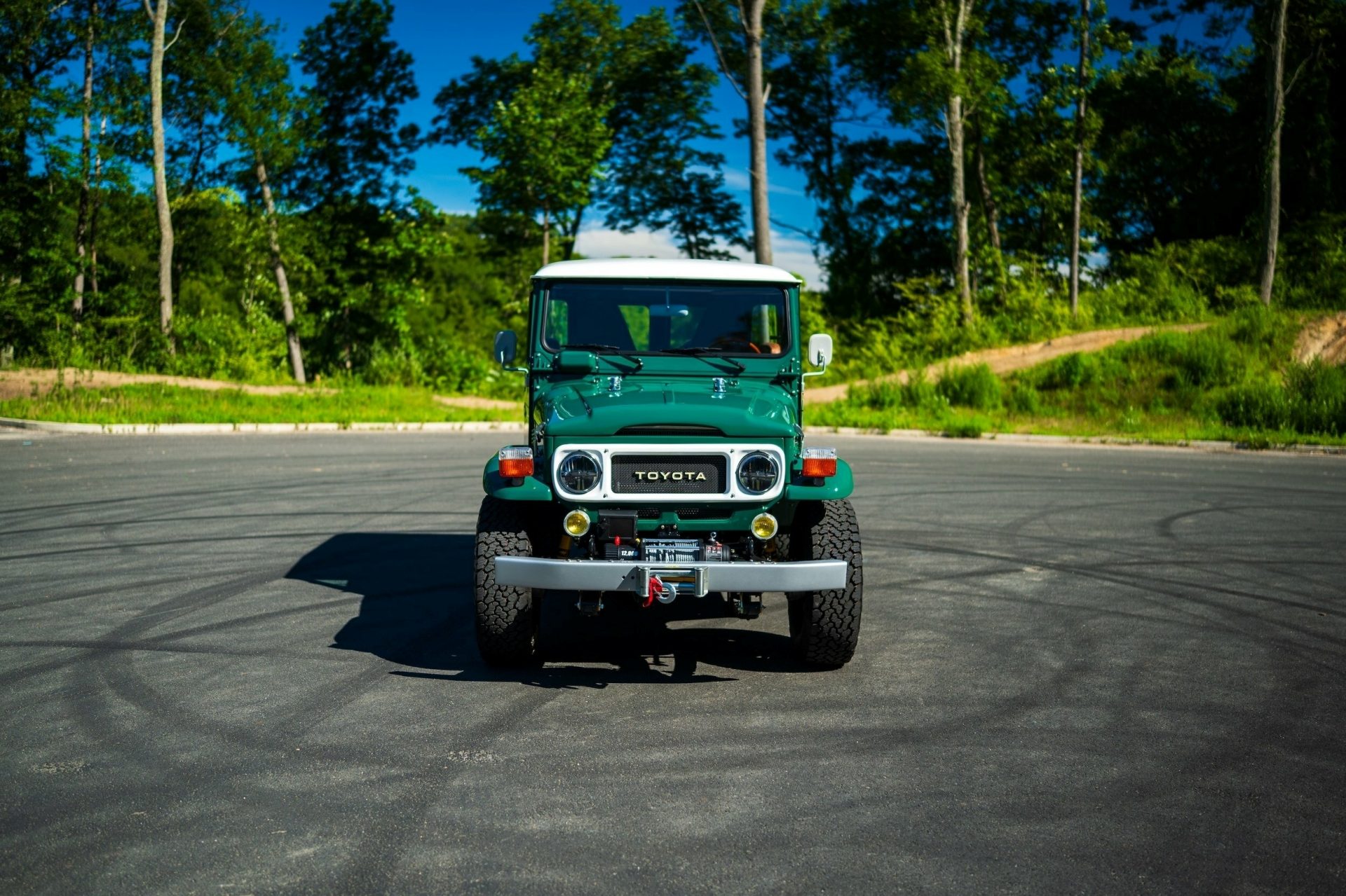 Frontal del icónico Toyota Land Cruiser FJ40, un todoterreno legendario.
