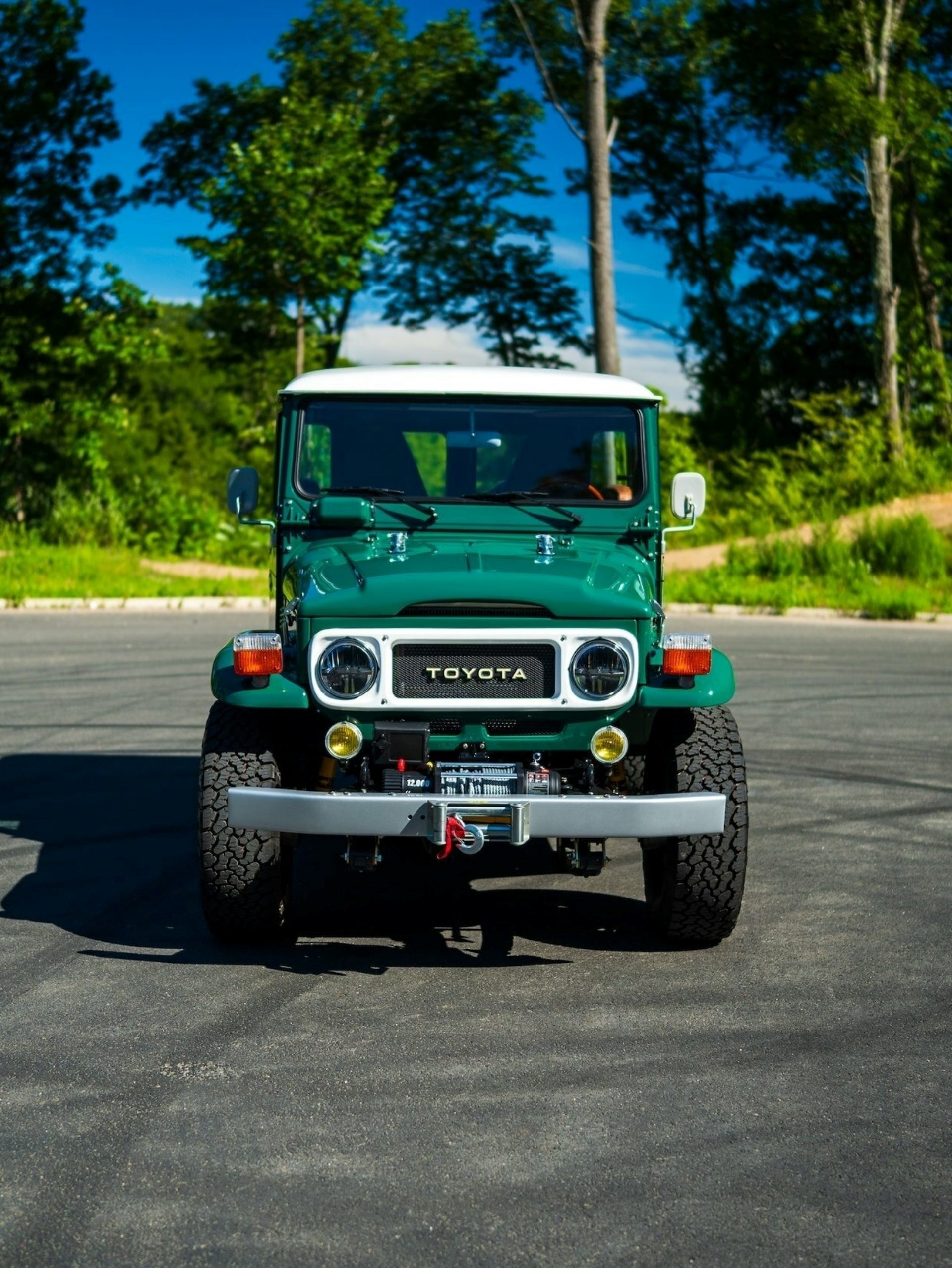 El icónico Toyota FJ40 destaca por su robustez y diseño atemporal.