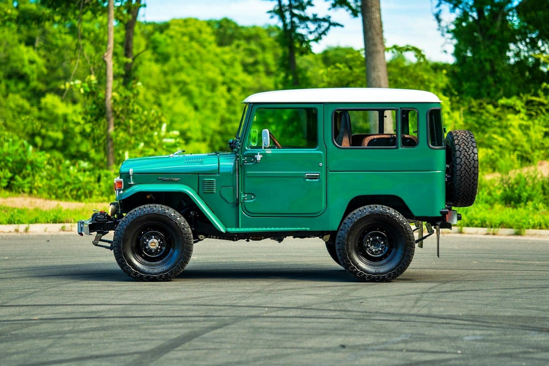 toyota fj40 clásico en lateral